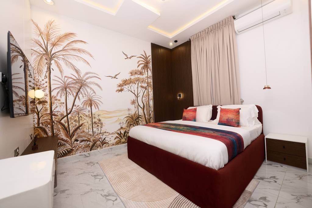 Executive Lodge guest bedroom with hand-painted mural