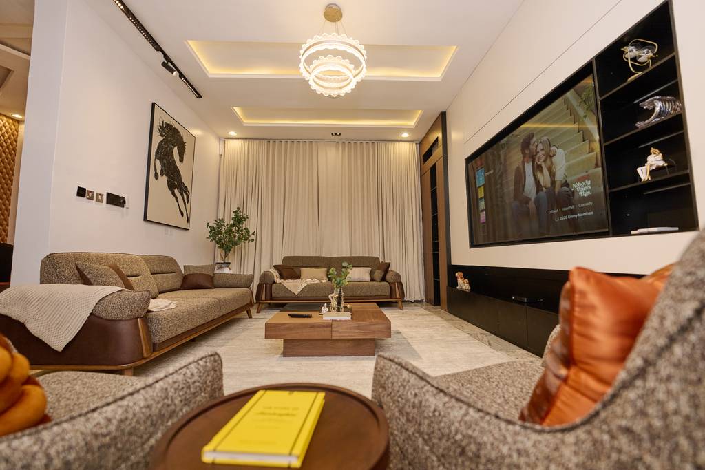 Executive Lodge sitting room with sofas and smart TV